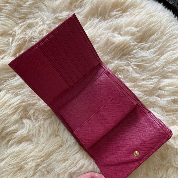 🦋Prada🦋 Saffiano Leather Wallet - Picture 4 of 16